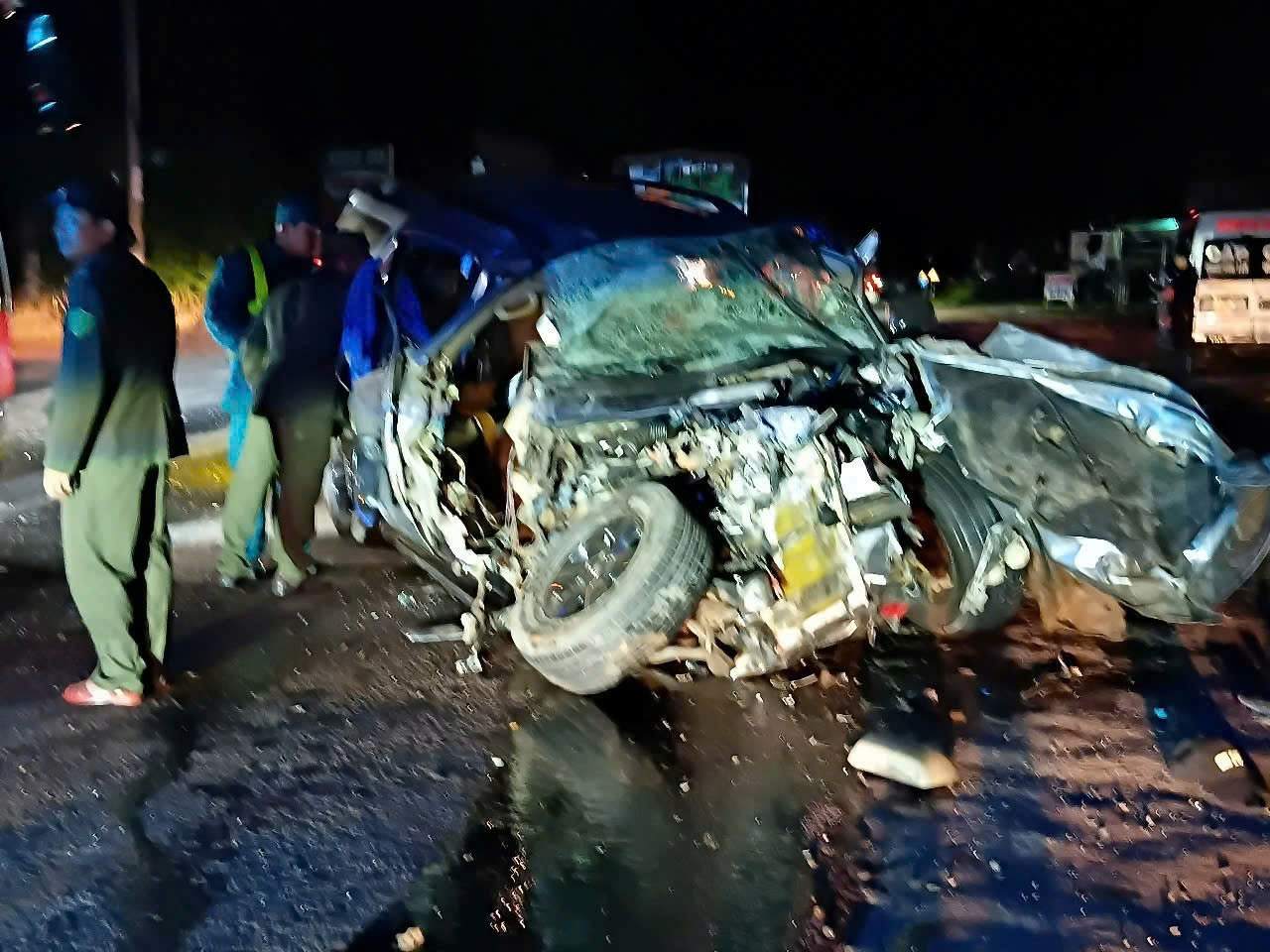 Xe con bi vo nat, bien dang sau khi xay va cham voi xe khach tren duong Ho Chi Minh. Anh: Co quan chuc nang cung cap