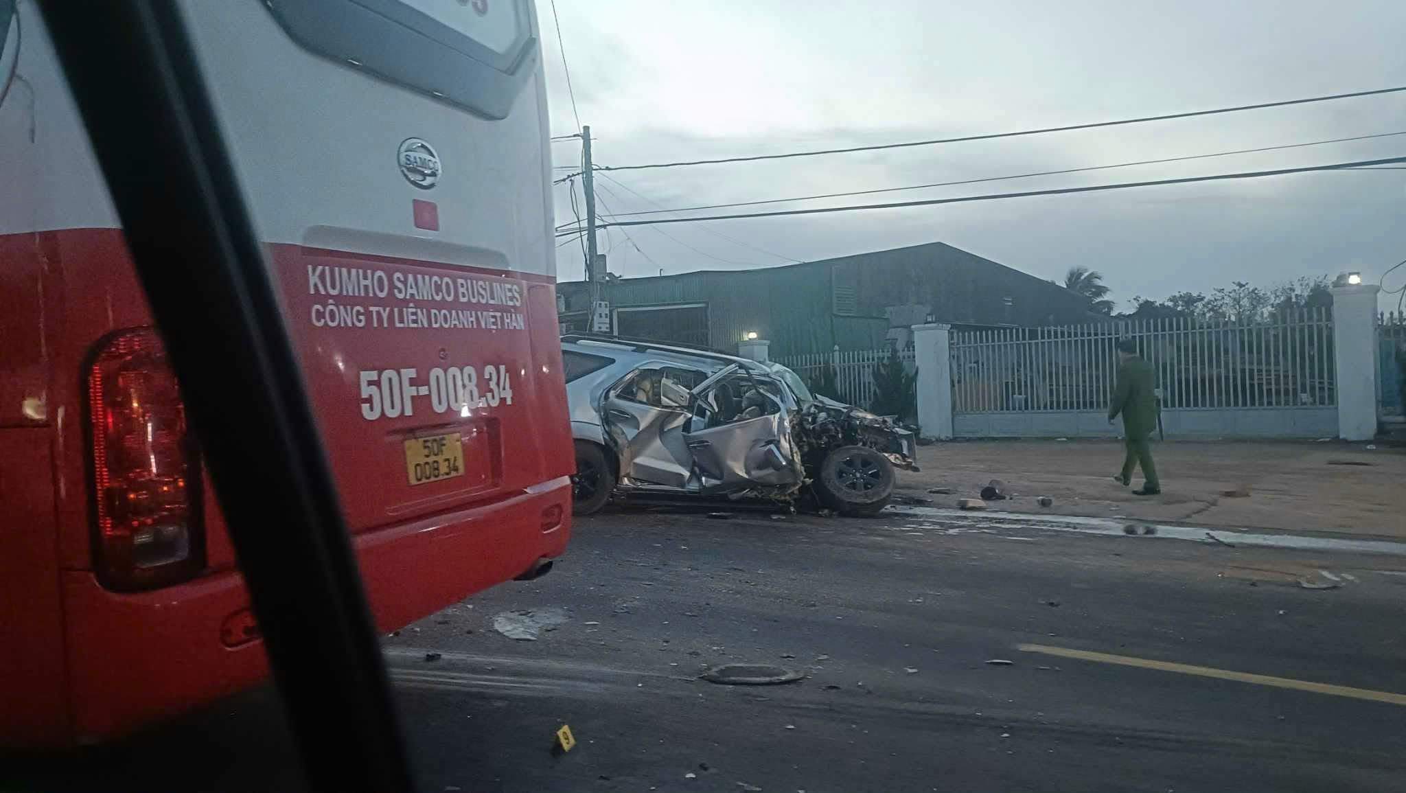 ラムドンで2人が死亡した乗用車と乗用車の衝突事故現場。写真:Than Hy