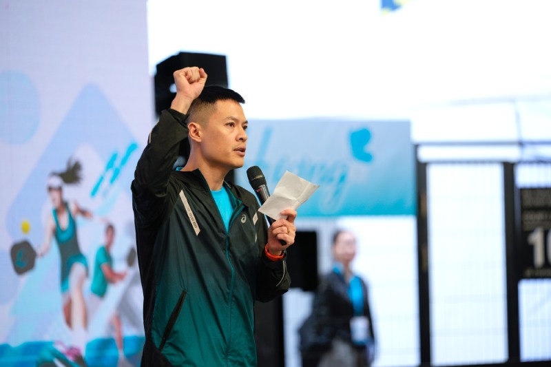 Trong tai va van dong vien thuc hien nghi thuc tuyen the truoc giai dau. Anh: VTV