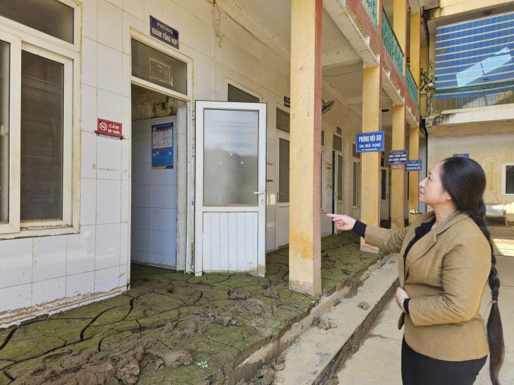 최근 폭풍우 이후 두꺼운 진흙이 병원 구내를 덮었고 노동조합원들이 돈을 모아 복구하고 있습니다. 사진: 바오 응우옌