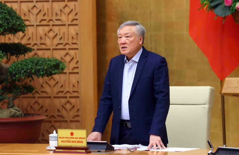 Pho Thu tuong nhan manh quan diem xem xet phai cong tam, khach quan, minh bach, cong khai va trao doi het suc thang than, coi mo; dong thoi hoan nghenh va danh gia cao thien chi cua cac doanh nghiep muon cong hien cho su phat trien cua dat nuoc trong ky nguyen moi - Anh: VGP/Nguyen Hoang