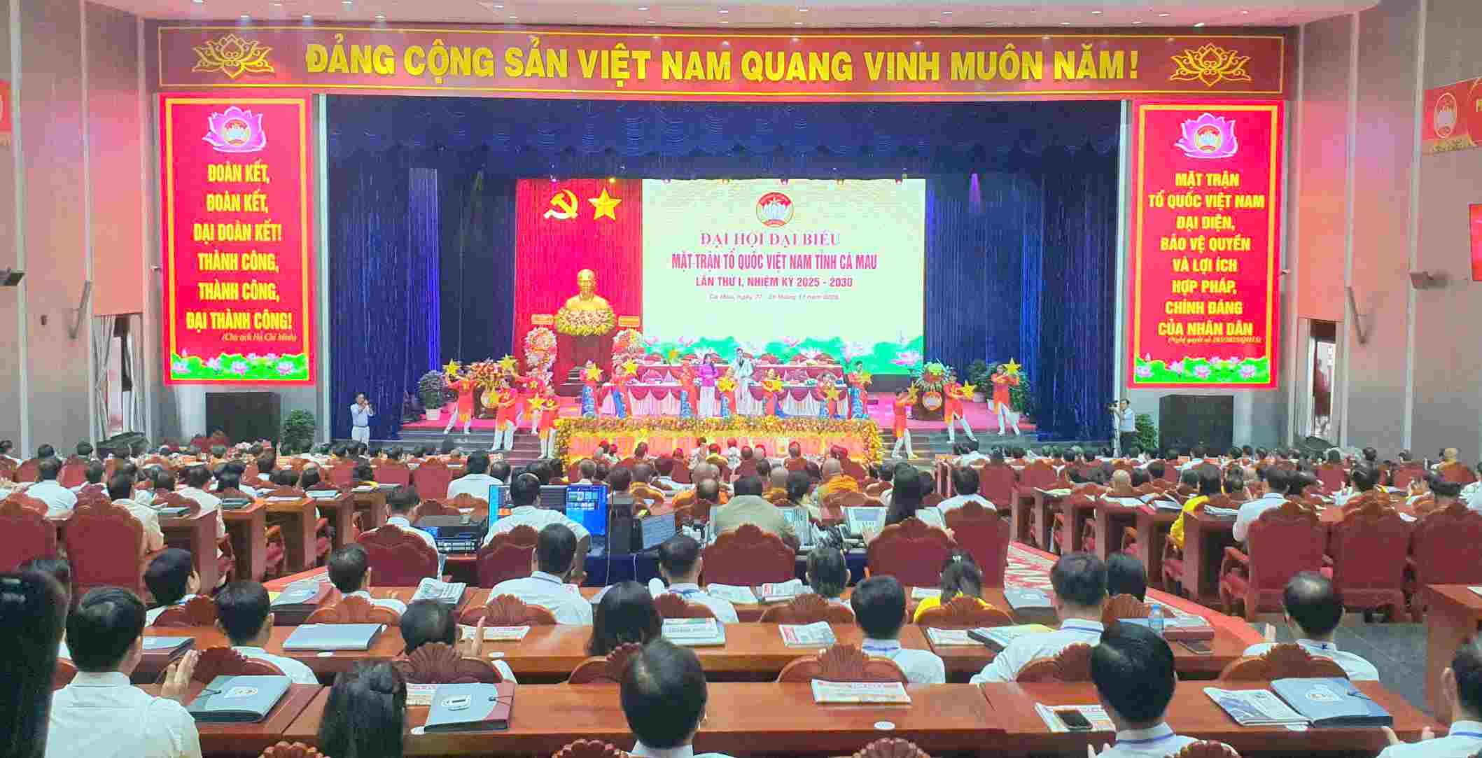 Van nghe chao mung Dai hoi dai bieu MTTQ Viet Nam tinh Ca Mau lan thu I. Anh: Nhat Ho