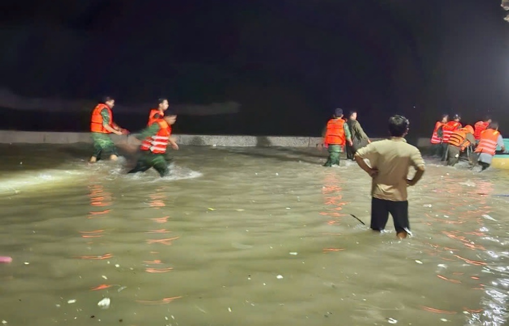 Bo doi Bien phong tim kiem ngu dan mat tich trong toi 27.11. Anh: Duy Tuan