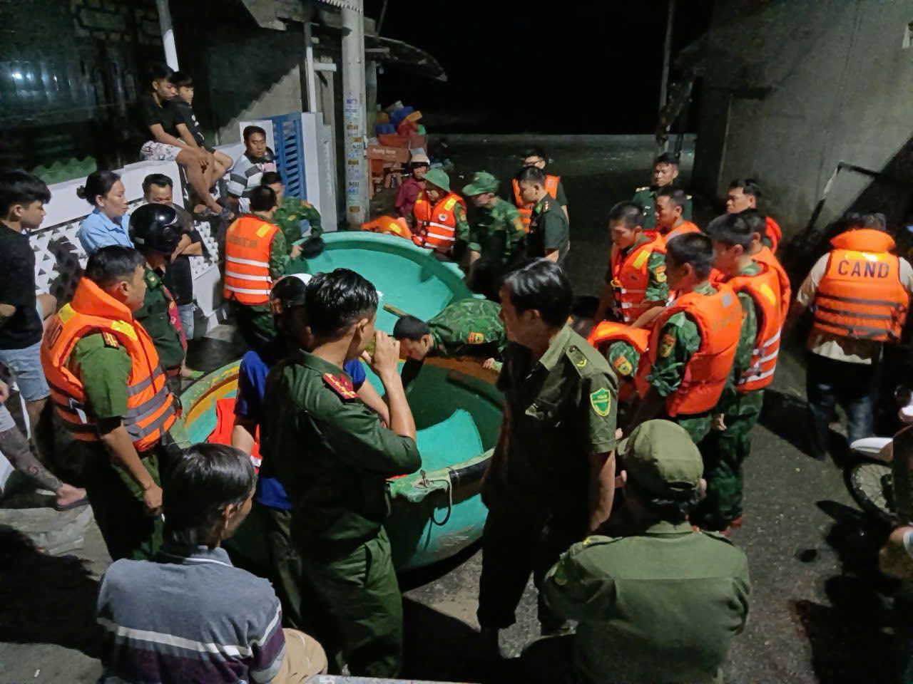 Luc luong chuc nang di doi nguoi dan song ven ke bien den noi an toan. Anh: Duy Tuan