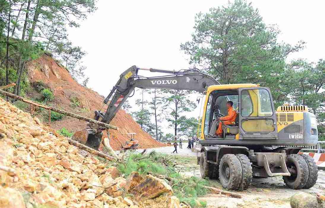 Co quan chuc nang dang tap trung khac phuc sat lo tren deo D'ran. Anh: Phuc Khanh