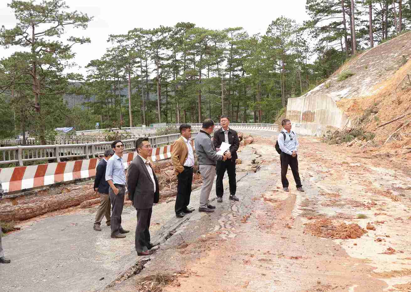 Pho Chu tich UBND tinh Lam Dong Nguyen Hong Hai cung doan cong tac kiem tra doan sat lo tren deo D'ran. Anh: Phuc Khanh