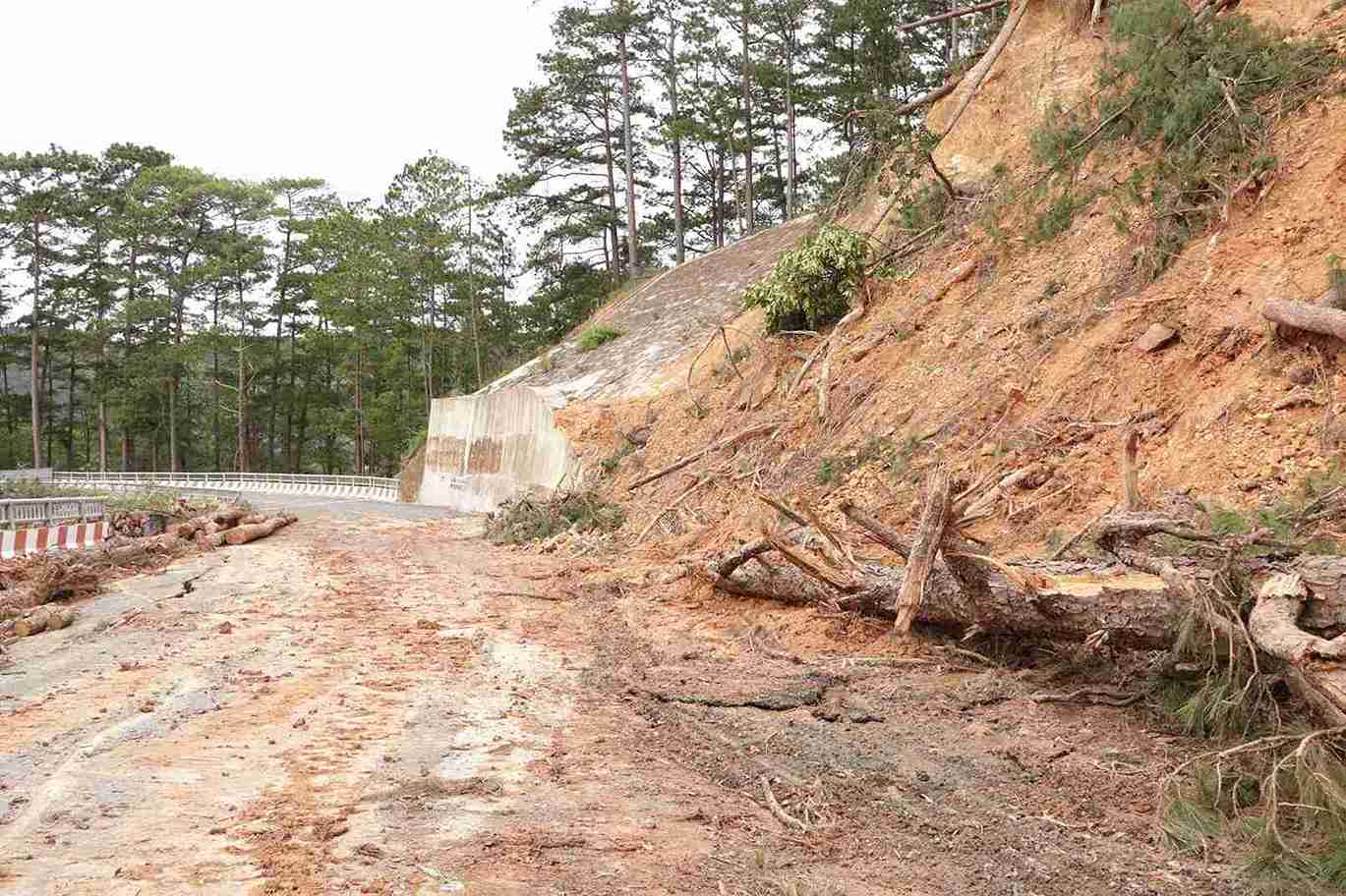 Duong deo bi sat lo D'ran dang duoc don dep, khac phuc. Anh: Phuc Khanh