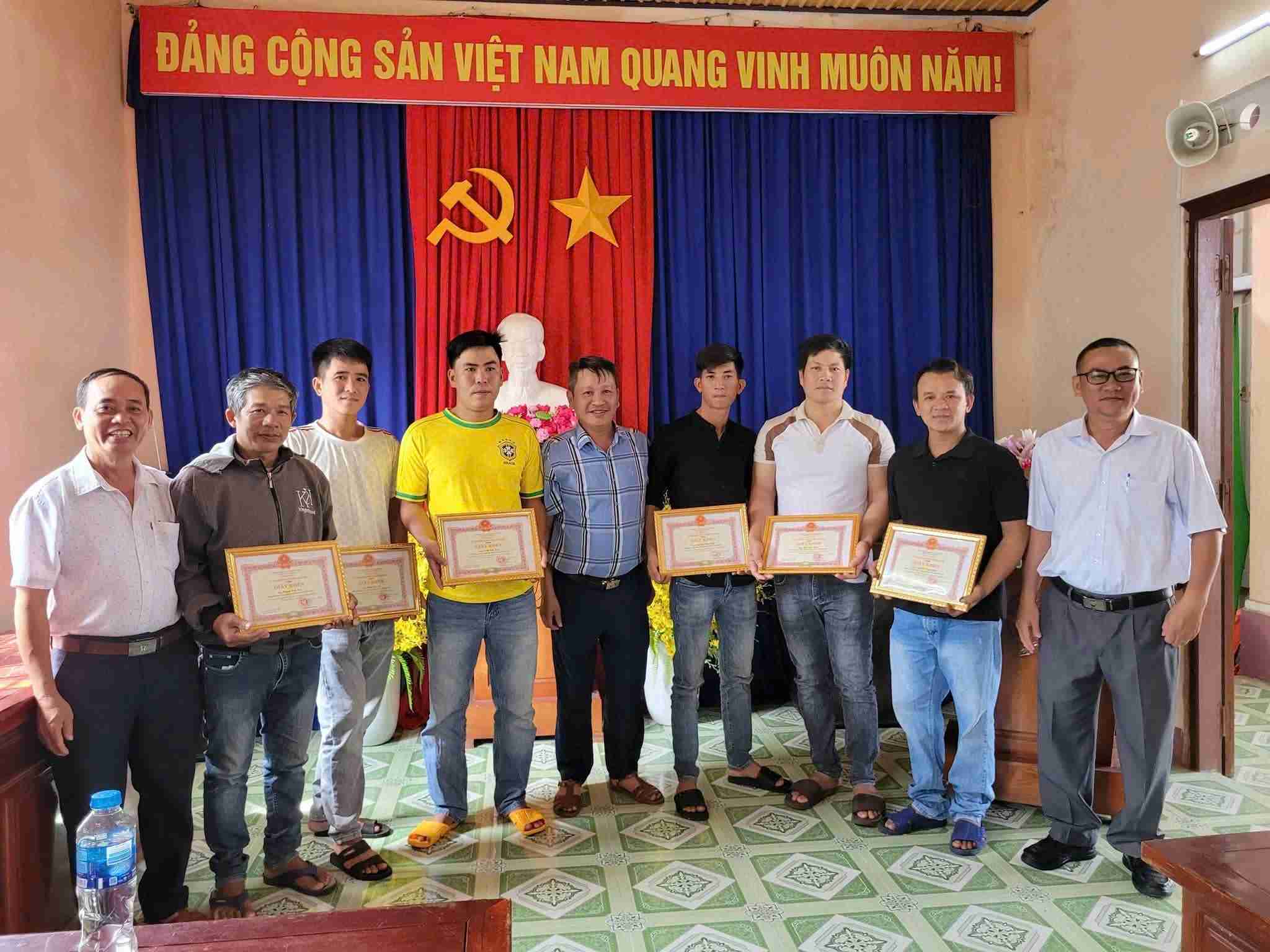 Dak Lak省ビンキエンコミューン(Dak Lak省)の当局から、住民を洪水から勇敢に救出した後、表彰された個人。写真:Cao Nguyen