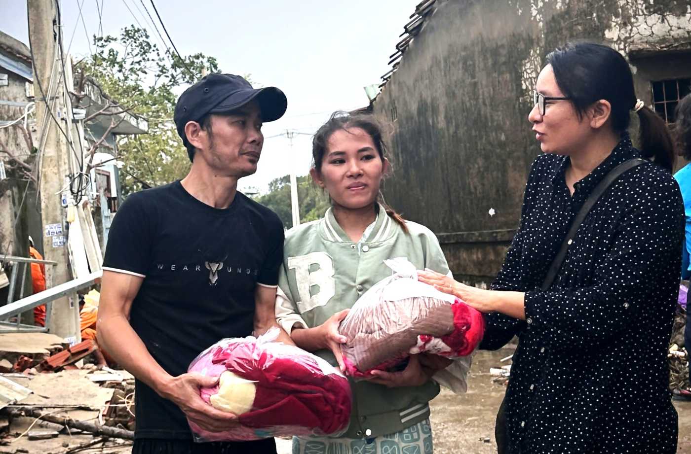 ラオドン新聞社のゴールデンハート慈善基金は、家が倒壊したレ・ティ・デューさん（トゥイホア区フックカン村）の家族に毛布と防寒着を寄付した。写真: フォン・リン