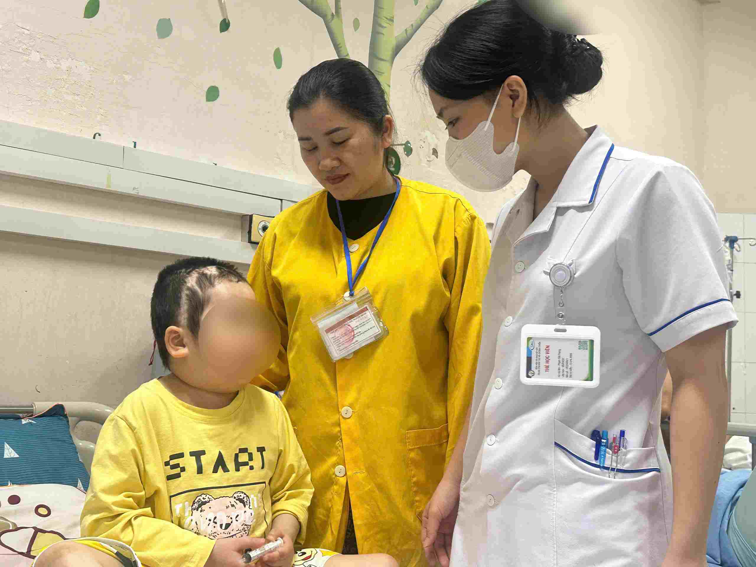 Baby Dam Phuong Dung needs help from benefactors to be able to cravings motivation to overcome life-and-death surgery. Photo: Thuan Tran