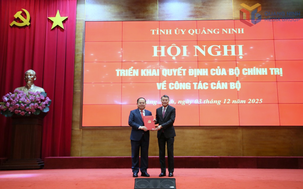 El Sr. Le Minh Hung - Miembro del Buro Politico - Secretario del Comite Central del Partido - entrego la Decision al camarada Quan Minh Cuong Secretario del Comite Provincial del Partido de Quang Ninh. Foto: Hung Son