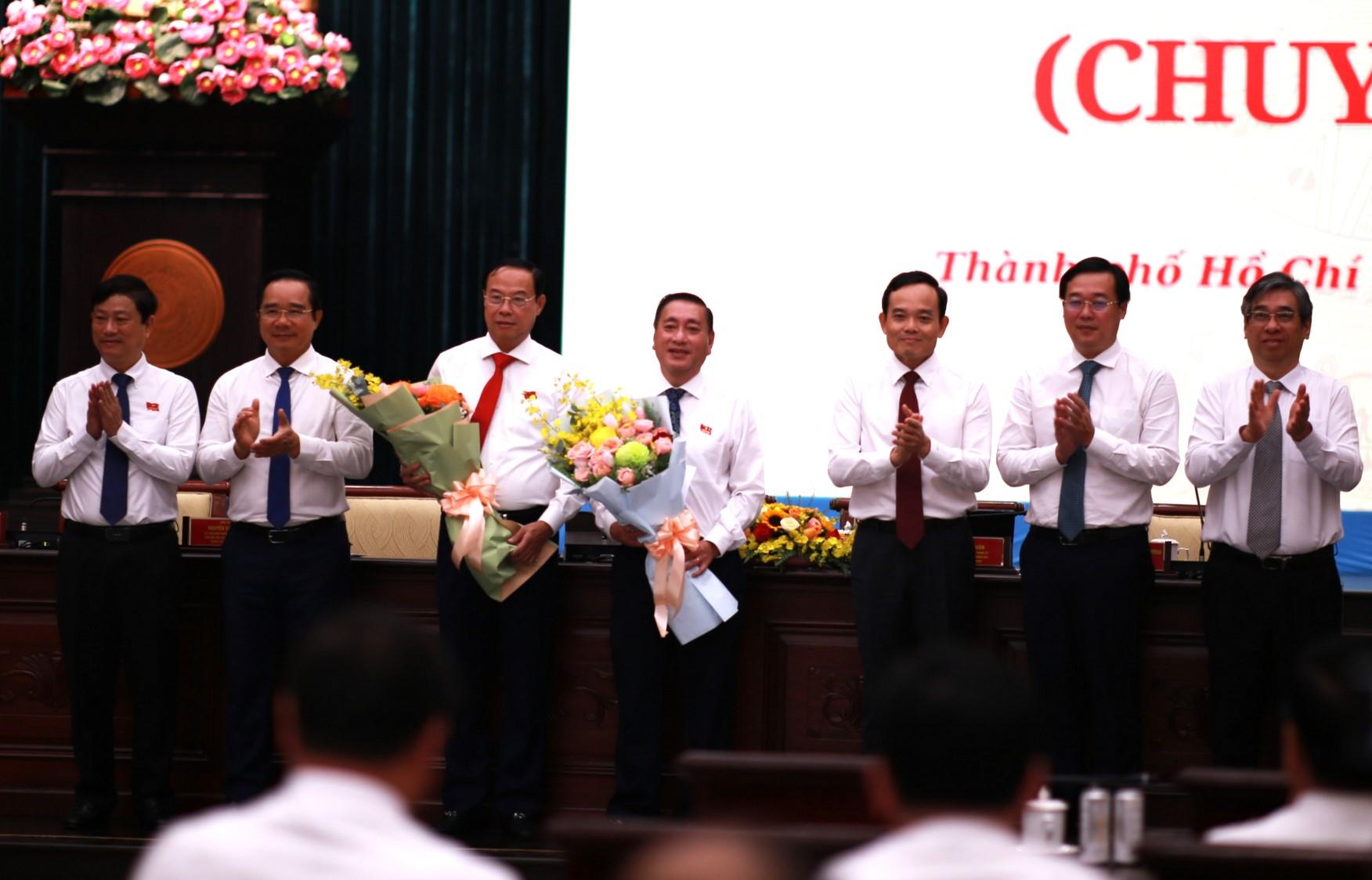 Ho Chi Minh City leaders presented flowers to congratulate Mr. Nguyen Van Tho (3rd from left). Photo: Minh Quan