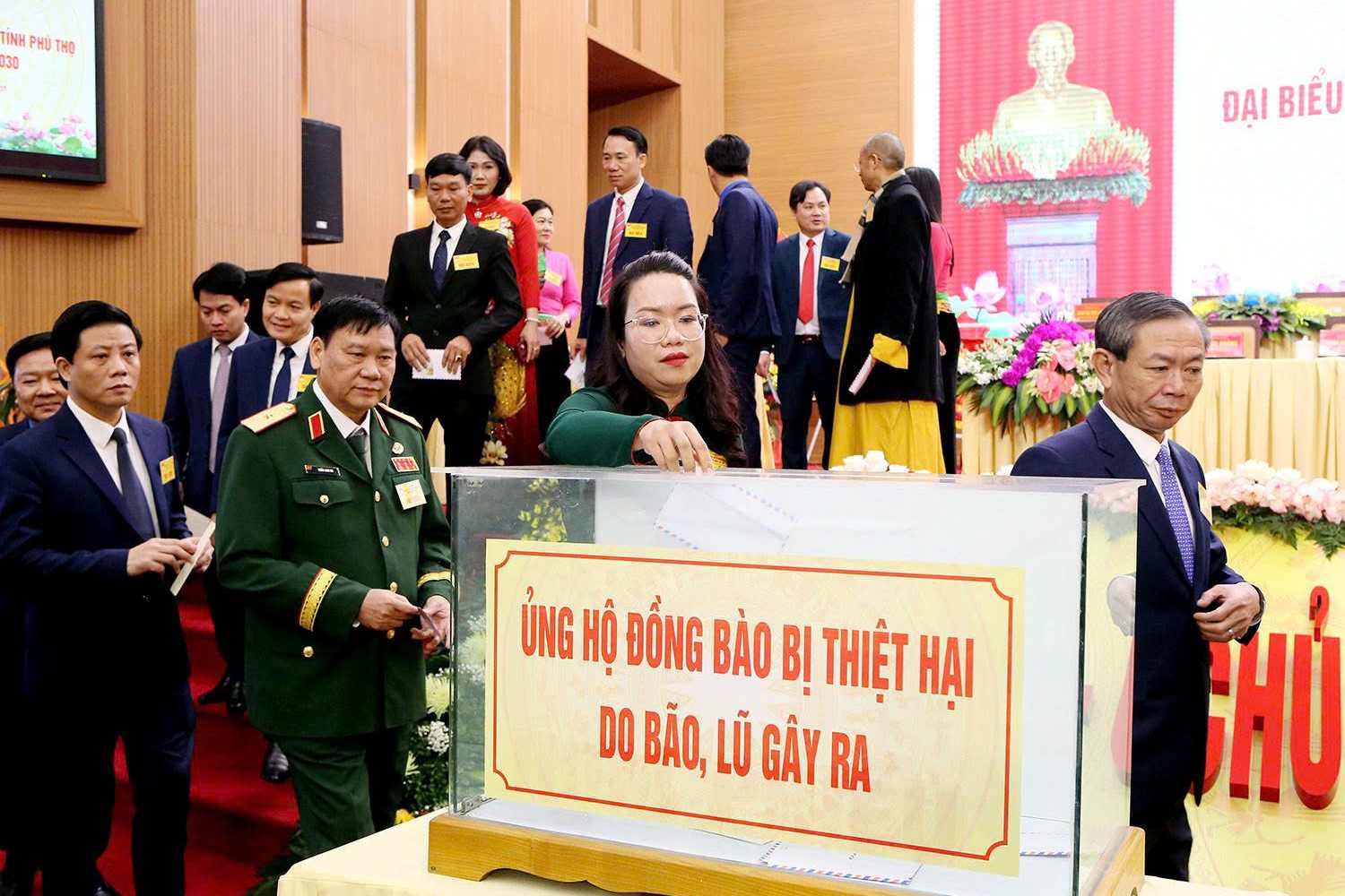 Cac dai bieu ung ho dong bao mien Trung, Tay nguyen khac phuc hau qua bao lu. Anh: Thanh Hoa - Ngoc Kien.