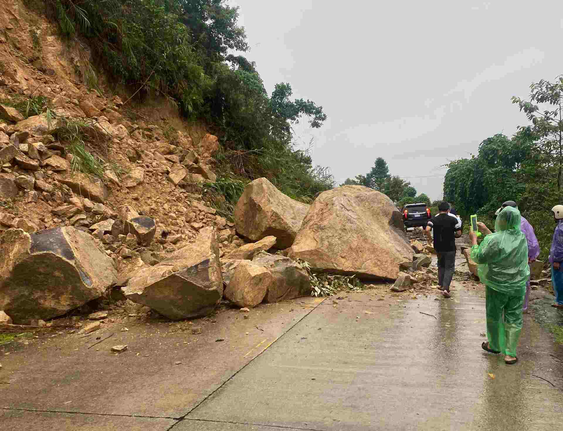 Phia Tay Quang Ngai hien cung la diem nong sat lo nui. Mot diem sat lo tren duong Dong Truong Son, doan qua xa Son Tay. Anh: Thanh Binh