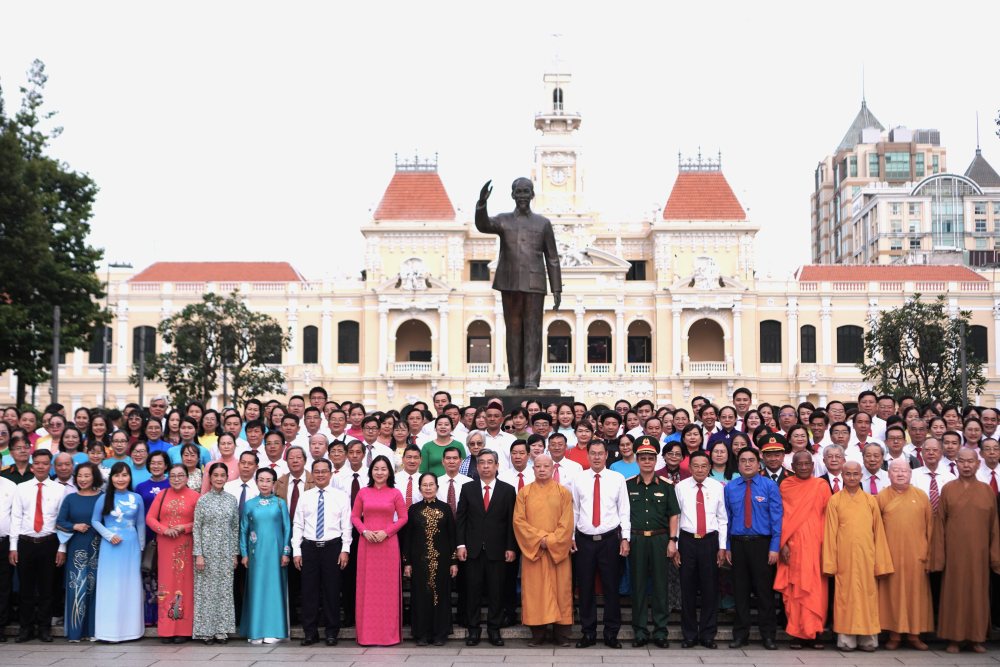 Doan dai bieu du Dai hoi dai bieu MTTQ Viet Nam TPHCM chup anh luu niem duoi tuong dai Chu tich Ho Chi Minh. Anh: Minh Tam