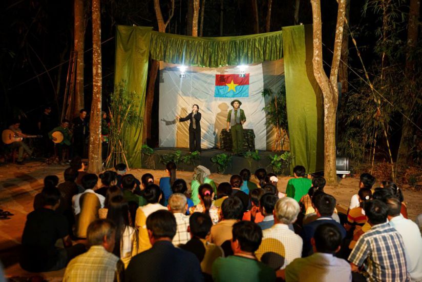 Tourists enjoy the experience of the Moon battlefield night tour at Cu Chi Tunnels. Photo: Anh Tu