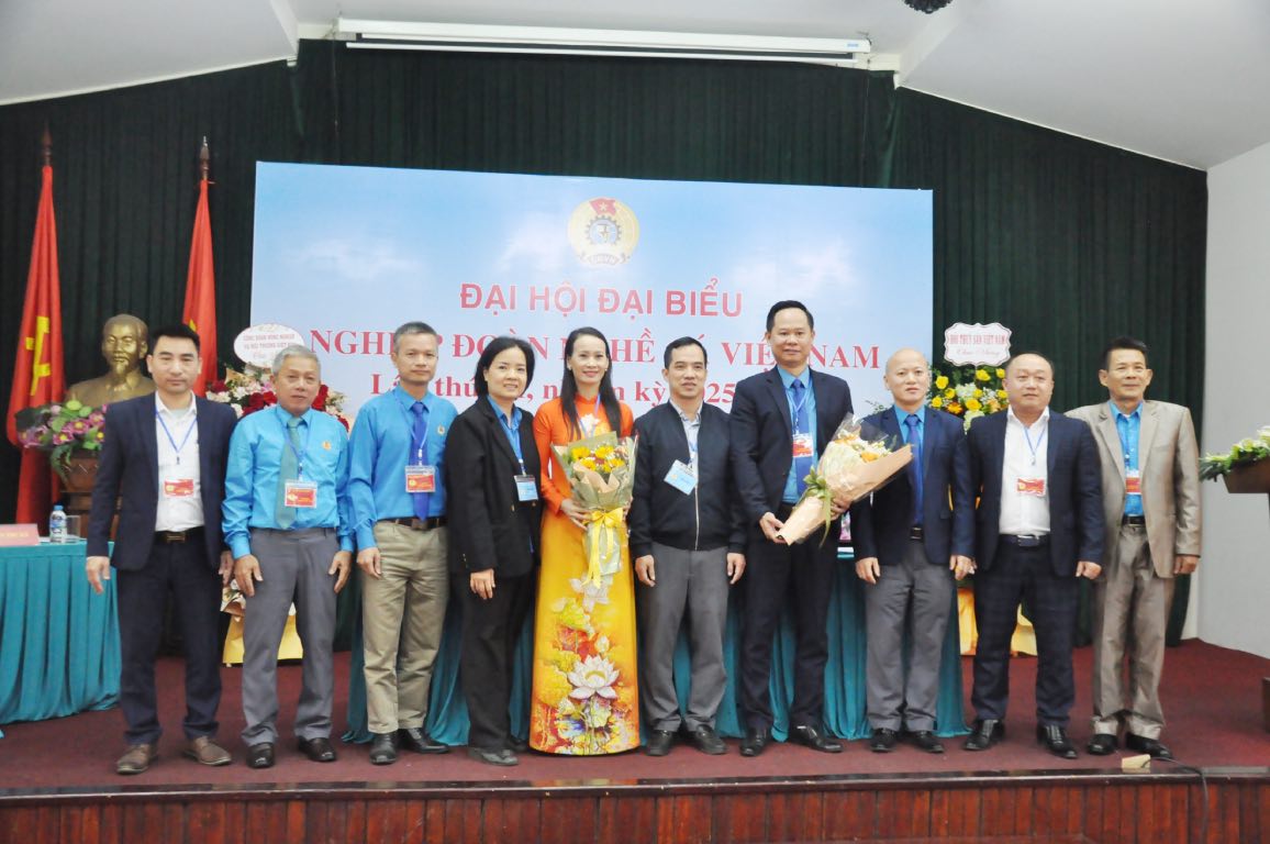 El Comite Ejecutivo del Sindicato de Pesca de Vietnam III mandato 2025-2030 se presenta a la asamblea general. Foto: Bao Han