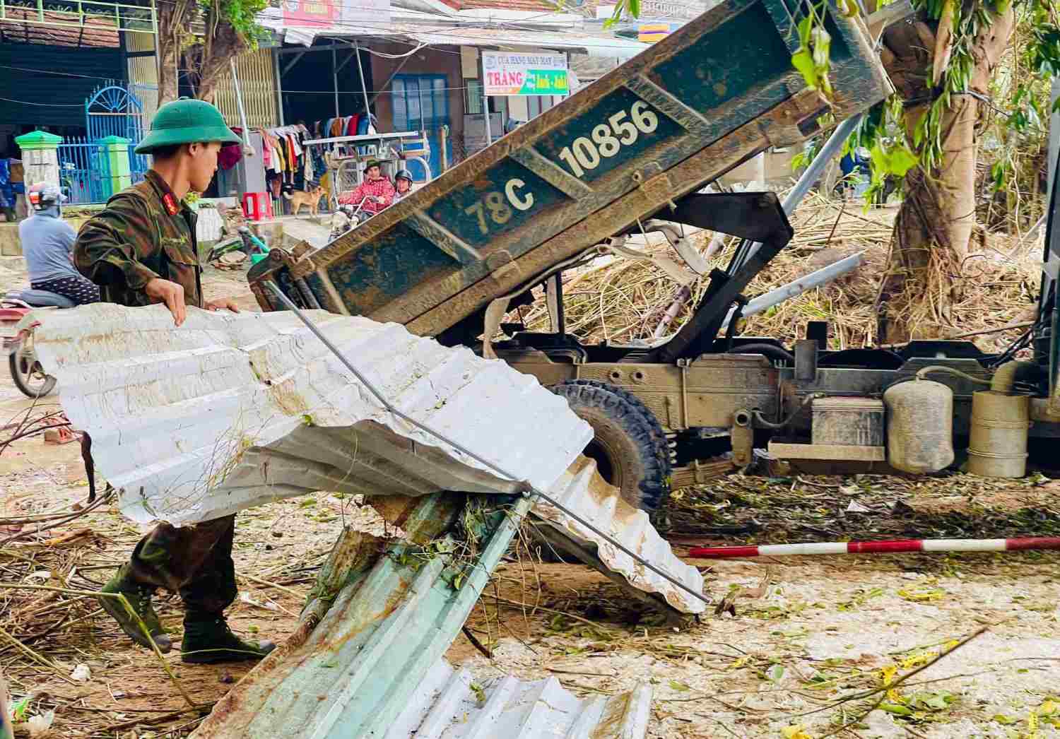 Người dân vùng lũ nam Trung Bộ đang rất cần nguồn lực để tái thiết cuộc sống. Ảnh: Văn Viễn