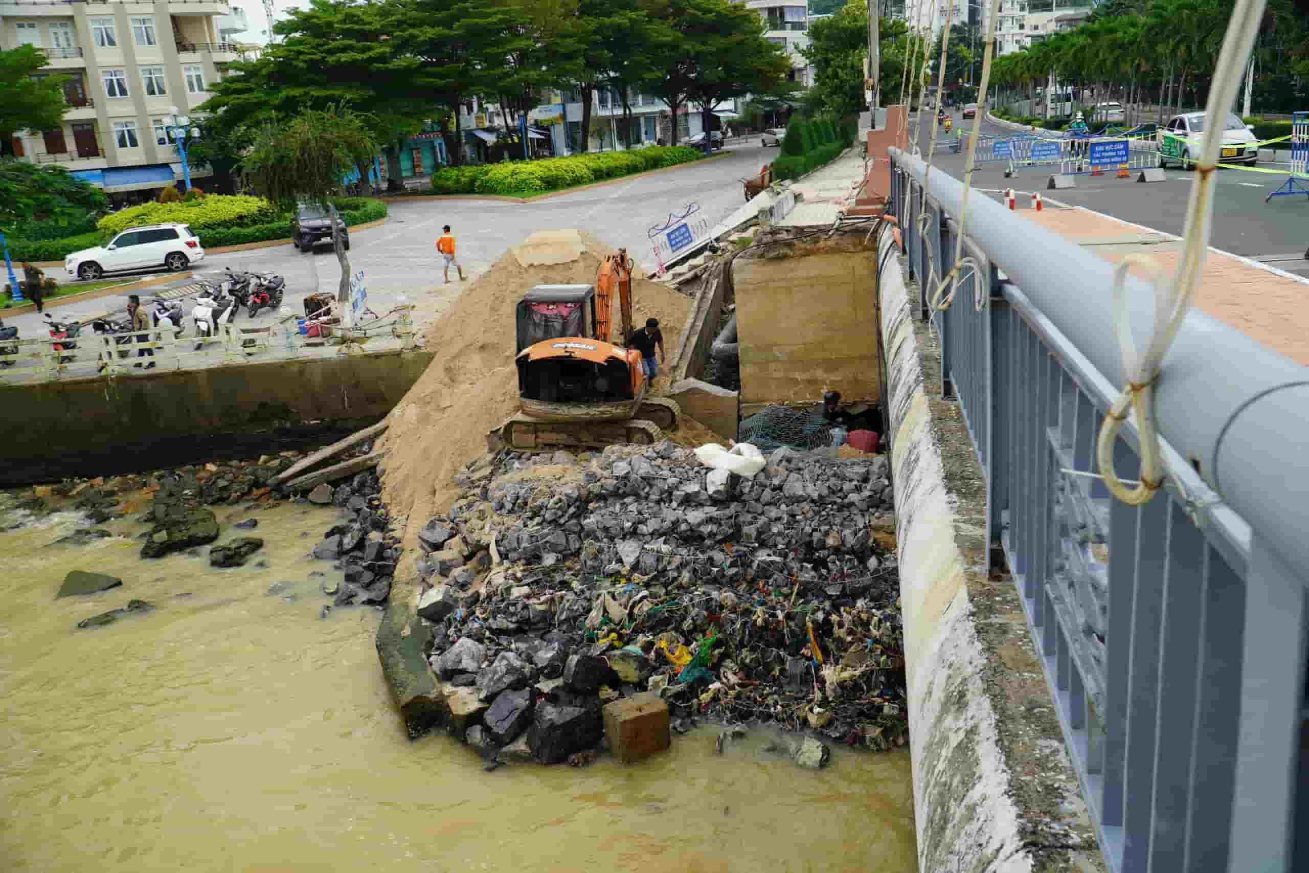 Cam phương tiên lưu thông qua cau Tran Phu trong thoi gian sua chua, khac phuc su co sat lo mo cau