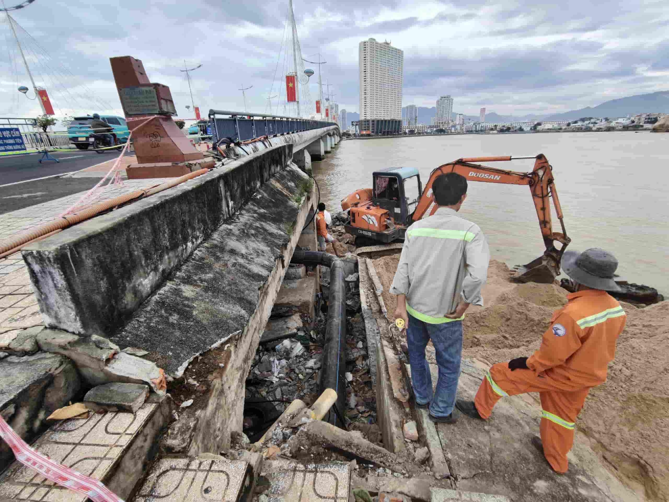 長期にわたる大雨、強風のため、ニャチャン区のチャンフー橋の下の堤防が地滑りを起こしました。写真:Huu Long