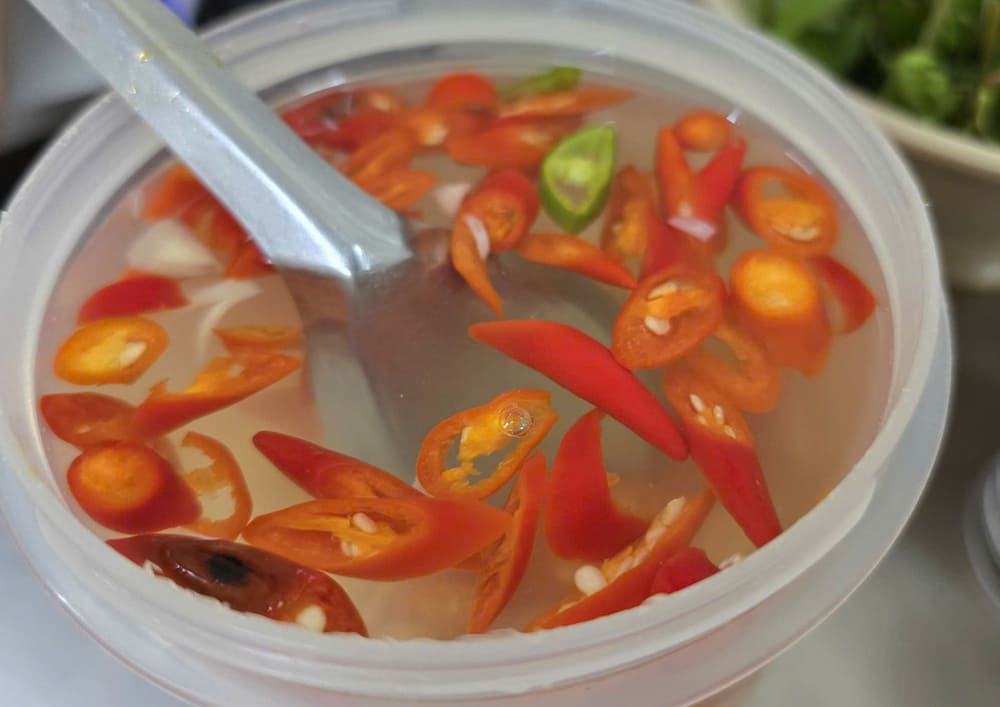 Garlic and chili vinegar needs to be mixed properly to be stored for a long time. Photo: Tuan Dat