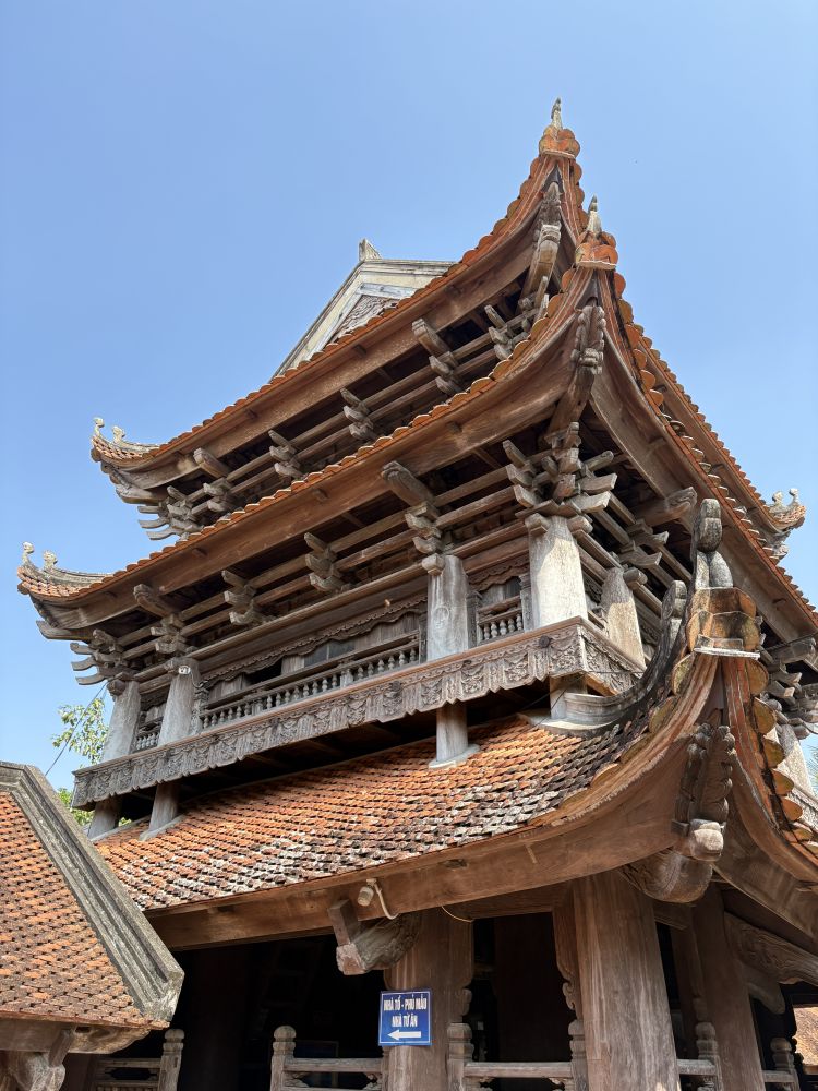 Su doc dao cua gac chuong chua Keo con nam o chi tiet nghe thuat nhu gan 100 dan dau voi tren bo mai va cac canh cua cham khac rong tinh xao. Anh: Y Yen