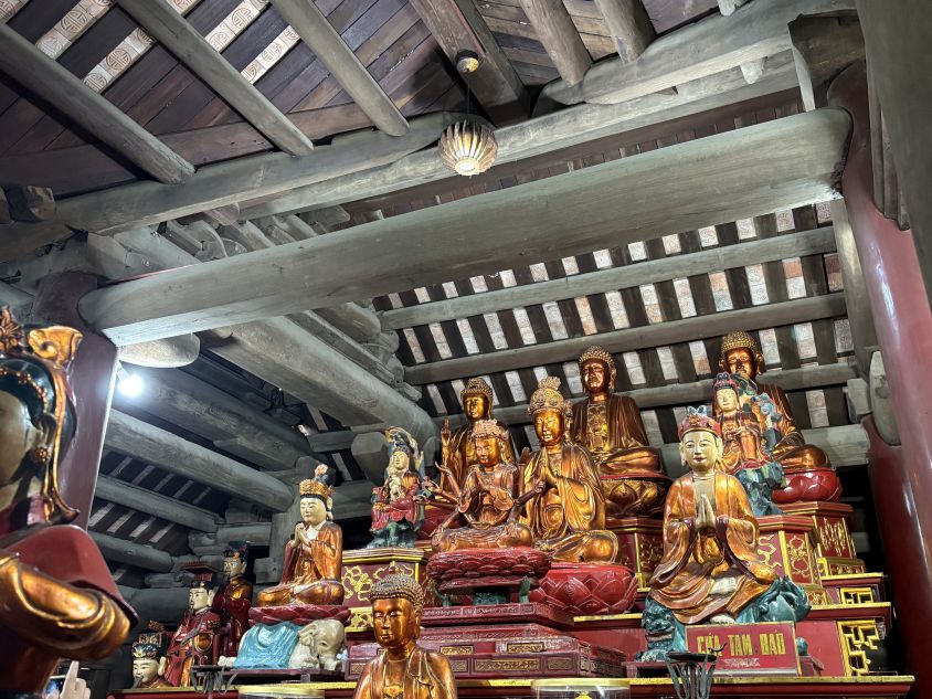 Chiec Huong an co kich thuoc kha lon (dai 227cm, rong 156cm, cao 153cm), la mot san pham thu cong doc ban. Anh: Y Yen