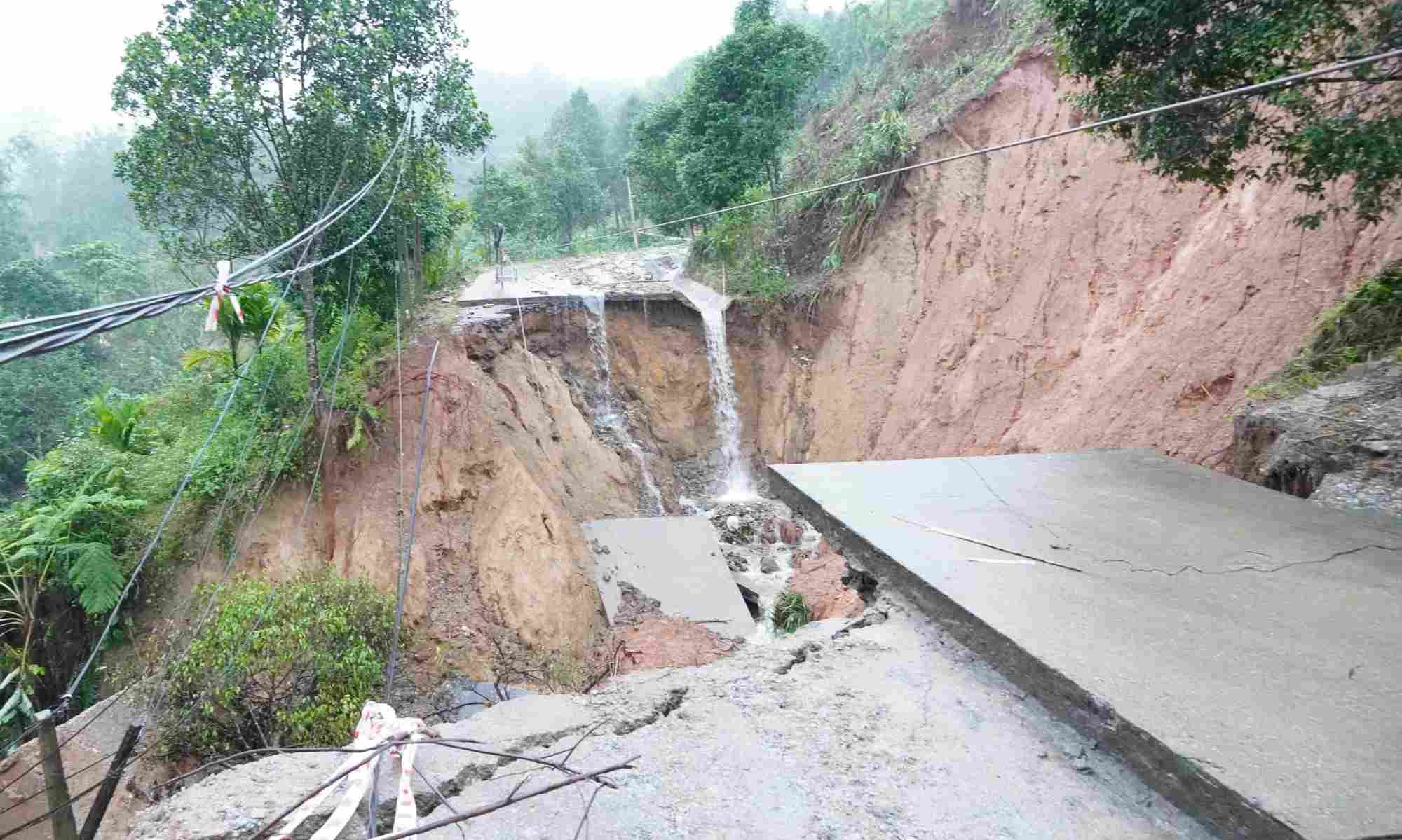 Son Tay Ha 코뮌 중심부와 지방도 623호선을 연결하는 DH.83번 도로에서 Quang Ngai에서 많은 심각한 산사태 지점이 발생했습니다. 사진: Thanh Binh