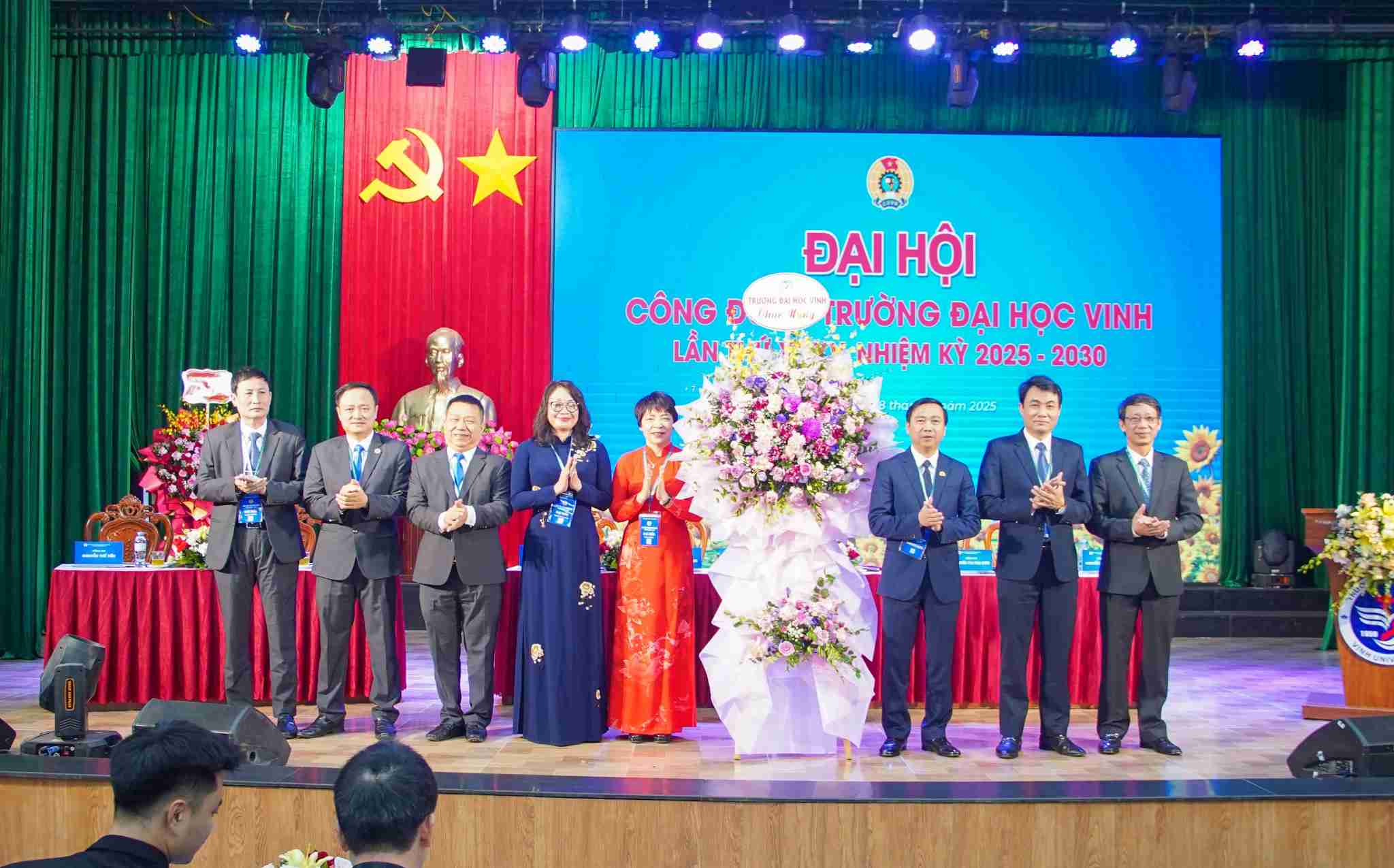 Lanh dao Dang uy Truong Dai hoc Vinh tang hoa chuc mung Dai hoi. Anh: Duy Chuong