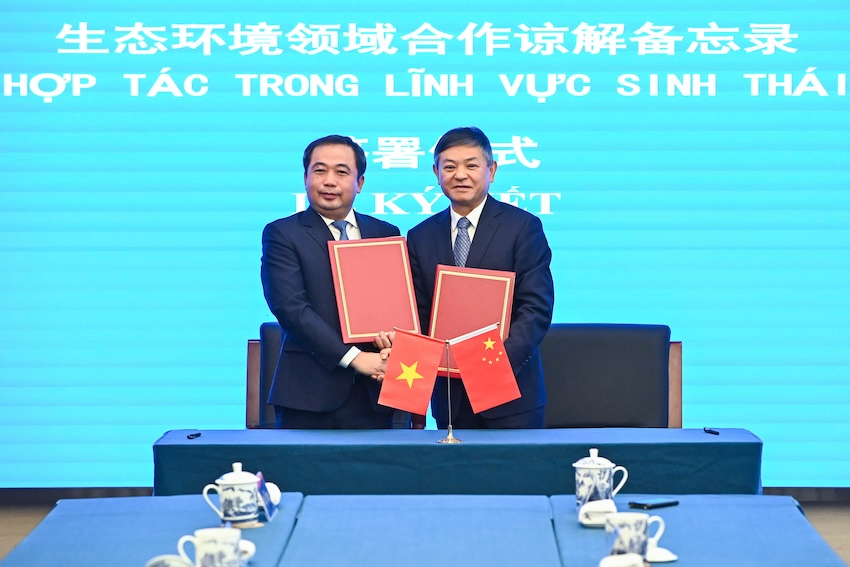 Cung trong khuon kho buoi lam viec, Bo truong Tran Duc Thang va Bo truong Hoang Nhuan Thu da ky Ban ghi nho (MOU) ve Hop tac trong cac linh vuc sinh thai va moi truong giua Bo Sinh thai va Moi truong Trung Quoc voi Bo Nong nghiep va Moi truong Viet Nam. Anh: Bo Nong nghiep va Moi truong. 