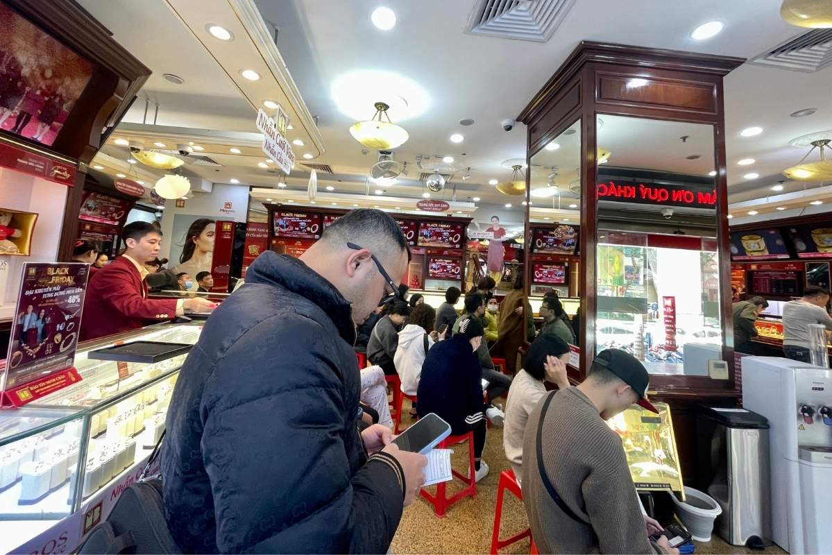 Luong nguoi ngoi cho ban ra chot loi tang so voi moi ngay. Anh: Ha Linh 