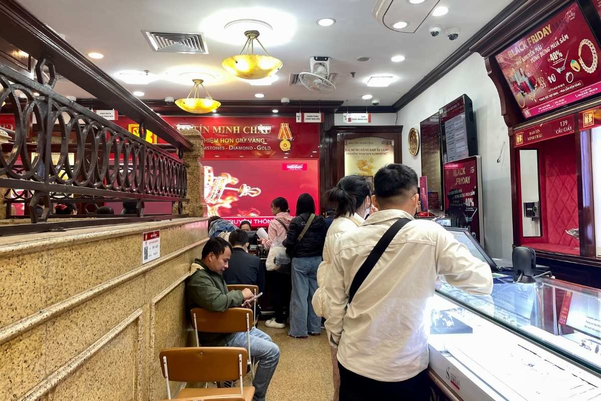 Gia vang tang, nguoi co nhu cau mua vao van tap nap trong cua hang. Anh: Ha Linh 