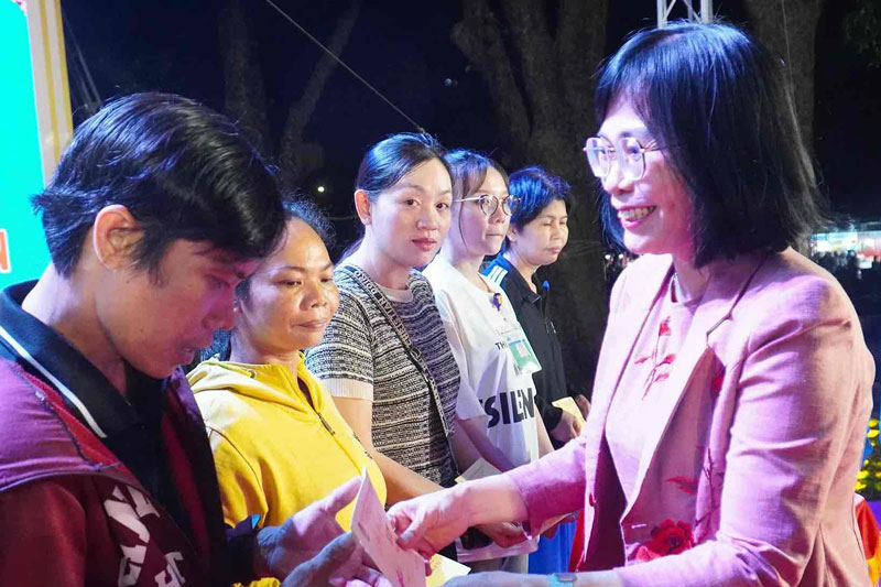 Dong Nai省人民委員会のグエン・ティ・ホアン副委員長が、2025年の旧正月を組合員、労働者に贈呈。写真:HAC