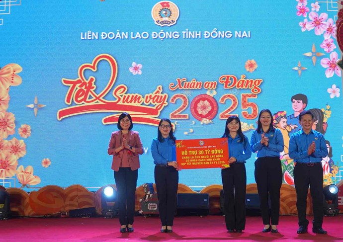 Pho Chu tich UBND tinh Dong Nai Nguyen Thi Hoang trao ho tro 30 ti dong tu UBND tinh Dong Nai nham cham lo cho doan vien, nguoi lao dong co hoan canh kho khan dip Tet Nguyen dan At Ty nam 2025. Anh: HAC