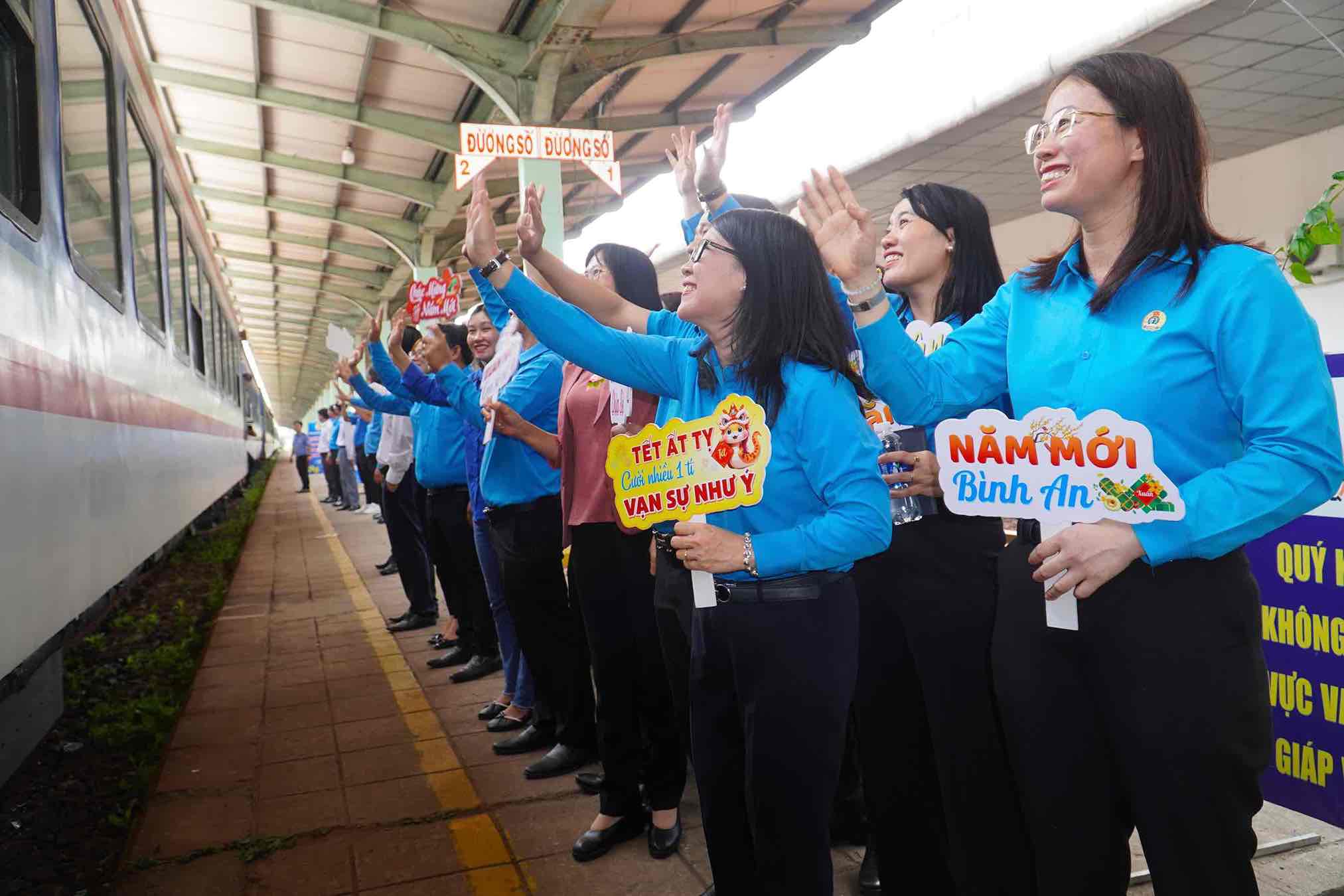 UBND tinh, LDLD tinh tien cong nhan ve que don Tet At Ty nam 2025 tai ga Bien Hoa. Anh: HAC