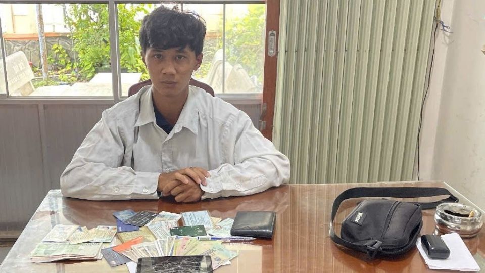 Subject Nguyen Thanh Phuong and the stolen property of local residents at the police station. Photo: Provided by the police.