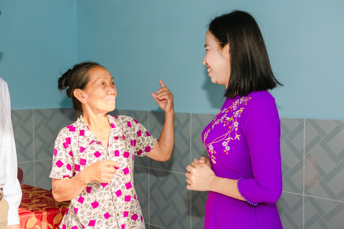 Lanh dao MTTQ Viet Nam TPHCM tham hoi, dong vien nguoi dan. Anh: MTTQ TPHCM