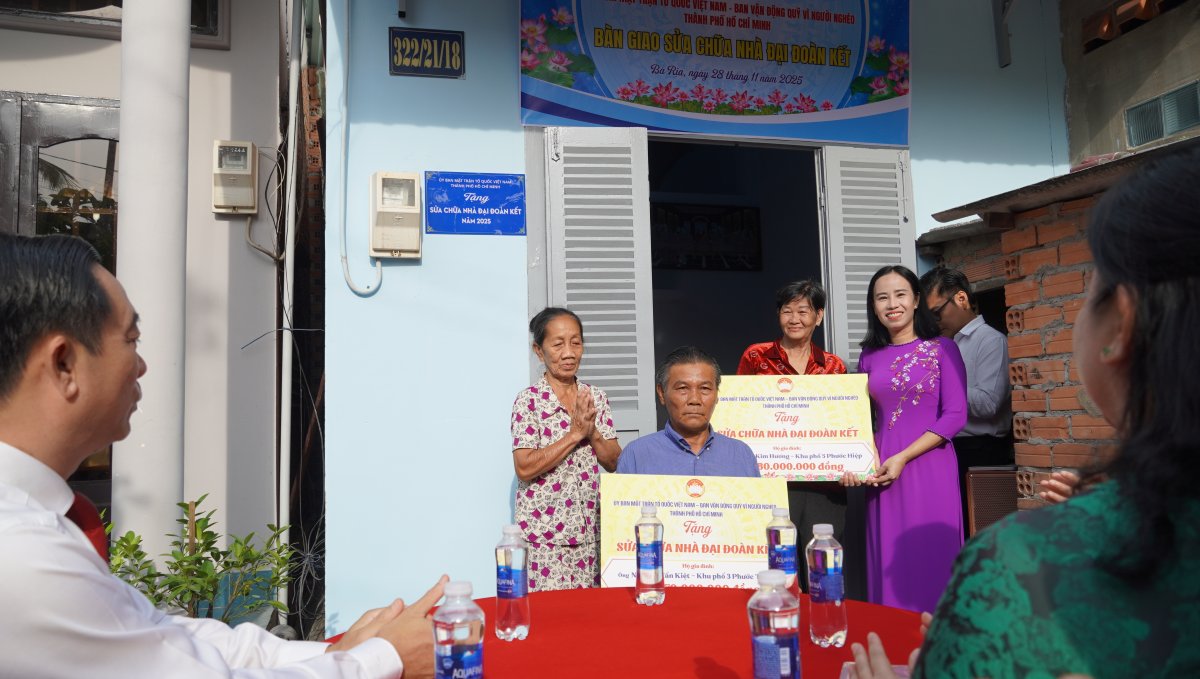 Nguoi dan xuc dong khi nhan duoc ho tro an sinh xa hoi tu Uy ban MTTQ Viet Nam TPHCM. Anh: Minh Tam