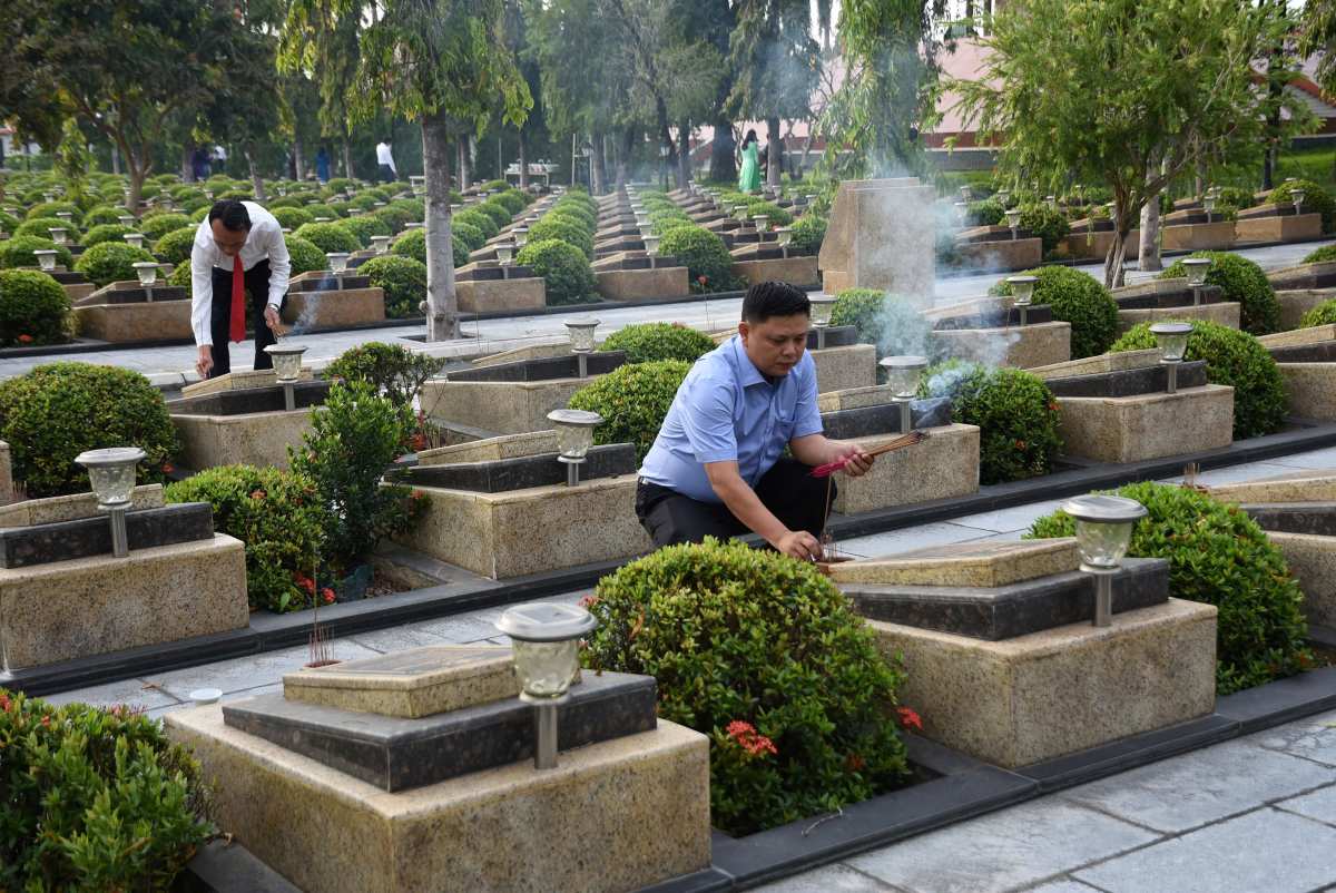 Doan dai bieu tham du Dai hoi dai bieu MTTQ Viet Nam TPHCM lan thu I da den Nghia trang Liet si Ba Ria - Vung Tau (phuong Ba Ria) dang huong, dang hoa tri an cac Anh hung liet si. Anh: Minh Tam