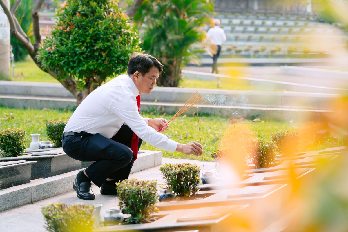 Cac dai bieu dang huong anh hung liet si. Anh: MTTQ TPHCM