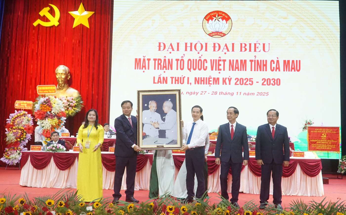Ong Nguyen Thai Hoc, Pho Bi thu Dang uy MTTQ va cac doan the Trung uong tang buc anh cho Dai hoi. Anh: Nhat Ho