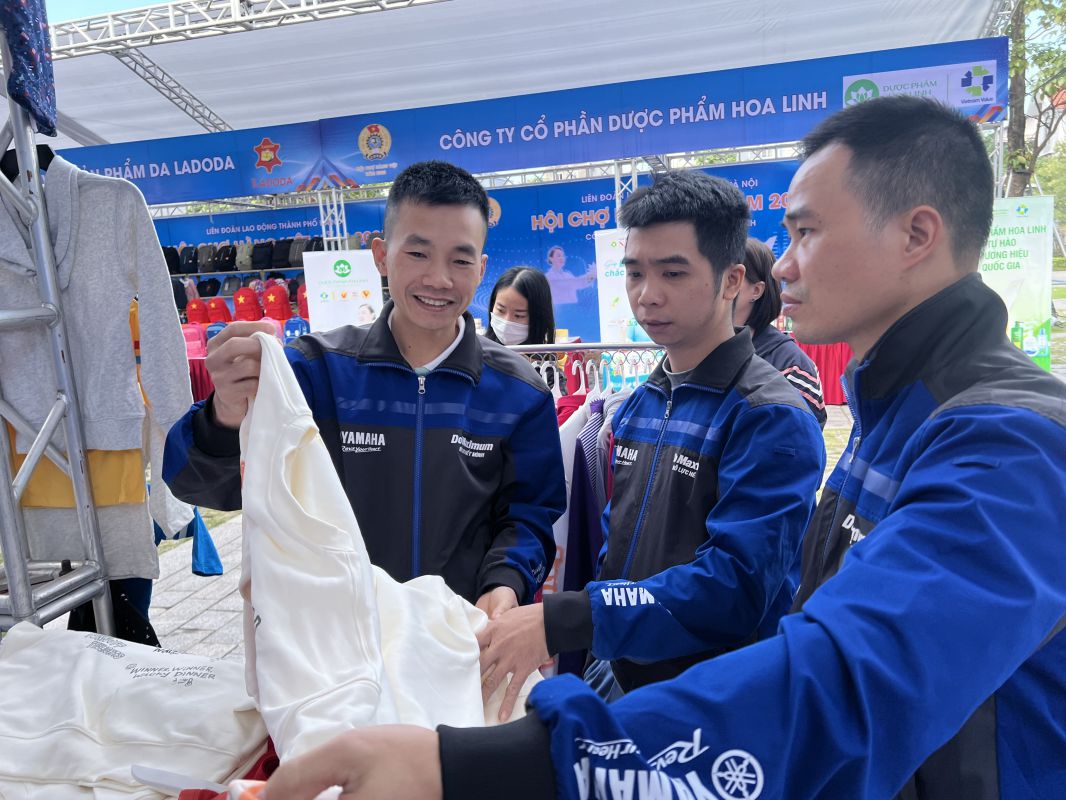 Anh Tan cung cac dong nghiep tai Hoi cho. Anh: Kieu Vu