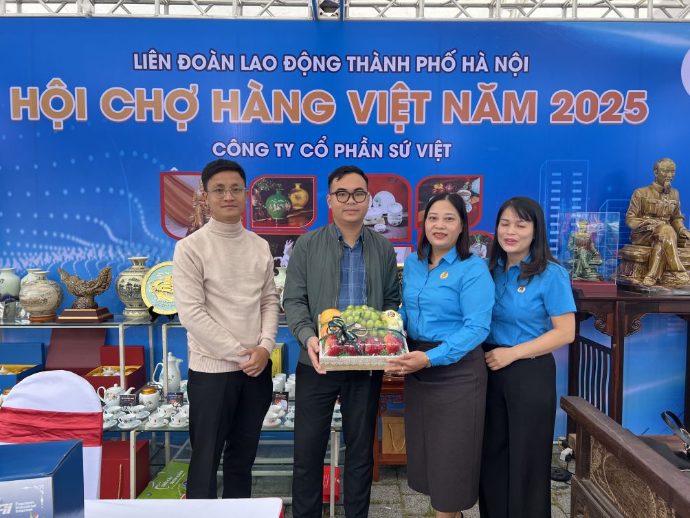 Ms. Dinh Thi Lien - Chairwoman of Thuan An Commune Trade Union (2nd from right) presented gifts and encouraged businesses in the commune to participate in the Vietnamese Goods Fair. Photo: Kieu Vu