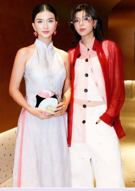 Kim Tuyen ben Dong Anh Quynh trong mot su kien. Anh cat tu video