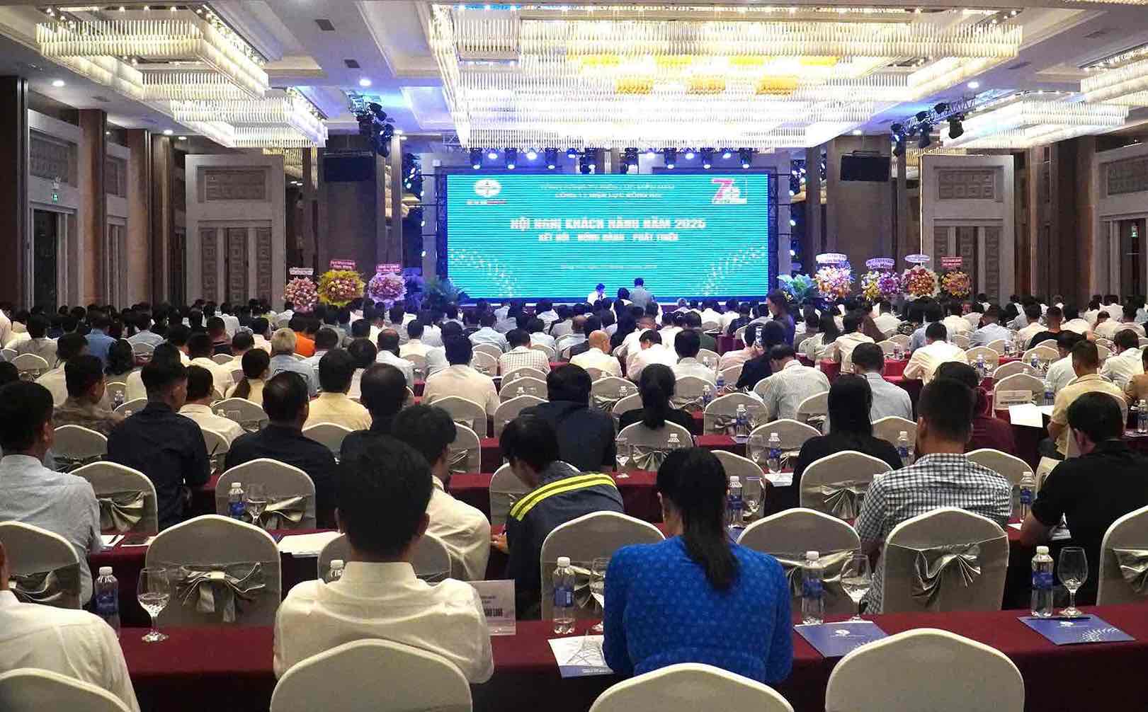 Hoi nghi la dip de nganh Dien thong tin day du ve chu truong, chinh sach moi lien quan den hoat dong dien luc, dong thoi lang nghe nhung phan hoi tu cac doanh nghiep su dung dien lon tren dia ban tinh. 