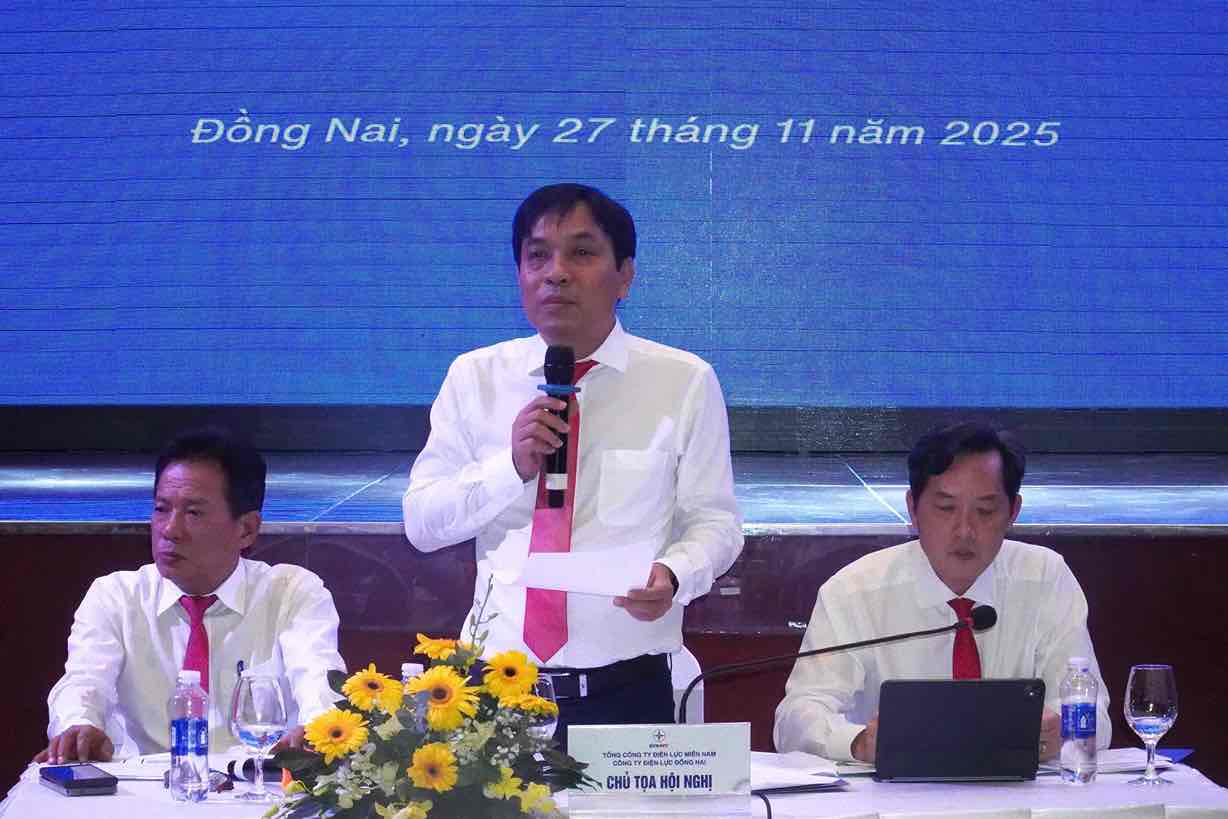 Ong Truong Dinh Quoc – Giam doc PC Dong Nai da truc tiep tra loi tat ca nhung thac mac ngay tai hoi nghi. 