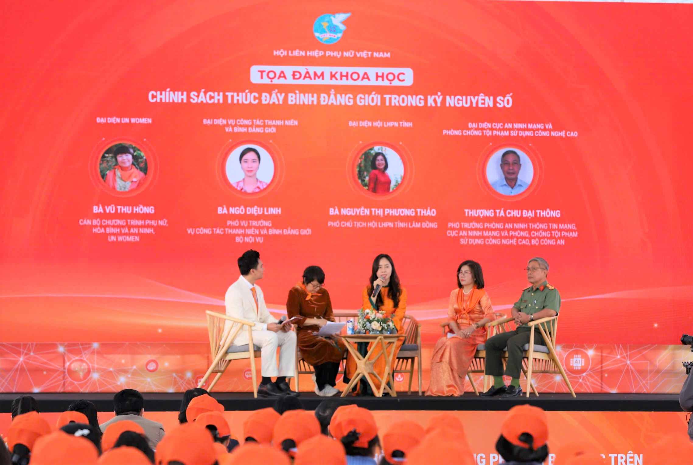 Gender equality seminar on the topic "Gender equality and safety for women and girls in the digital age" held in Lam Dong. Photo: Phuc Khanh