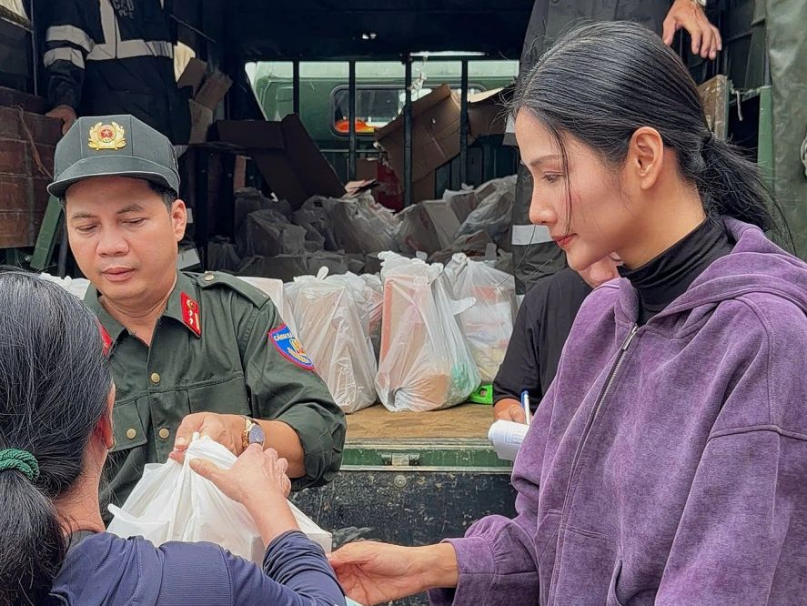 Hoang Thuy ho tro ba con vung lu o Khanh Hoa. Anh: Nghe si cung cap