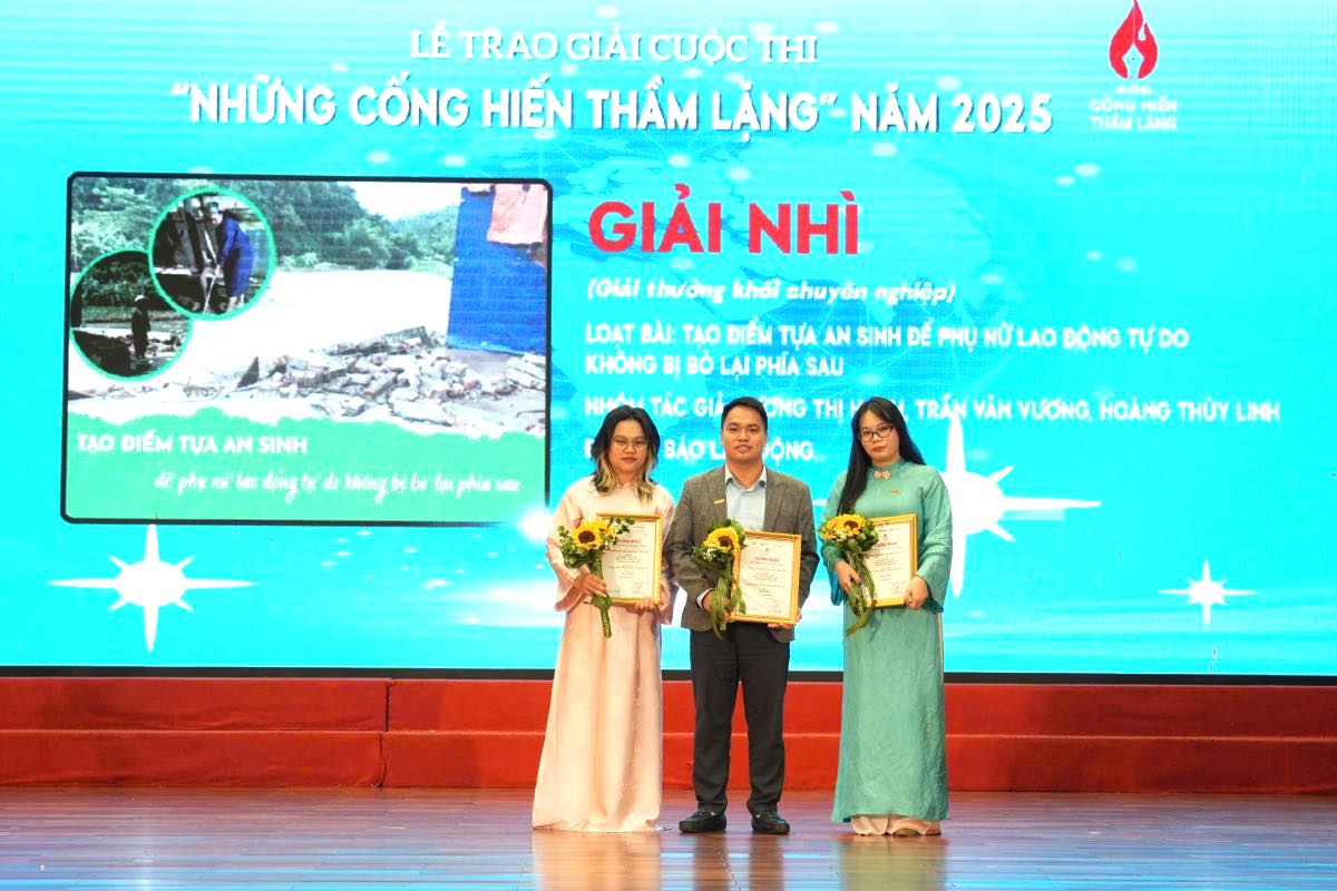The group of reporters from Lao Dong Newspaper won the Second Prize in the 2025 Silent Dedications writing contest. Photo: Huong Nha