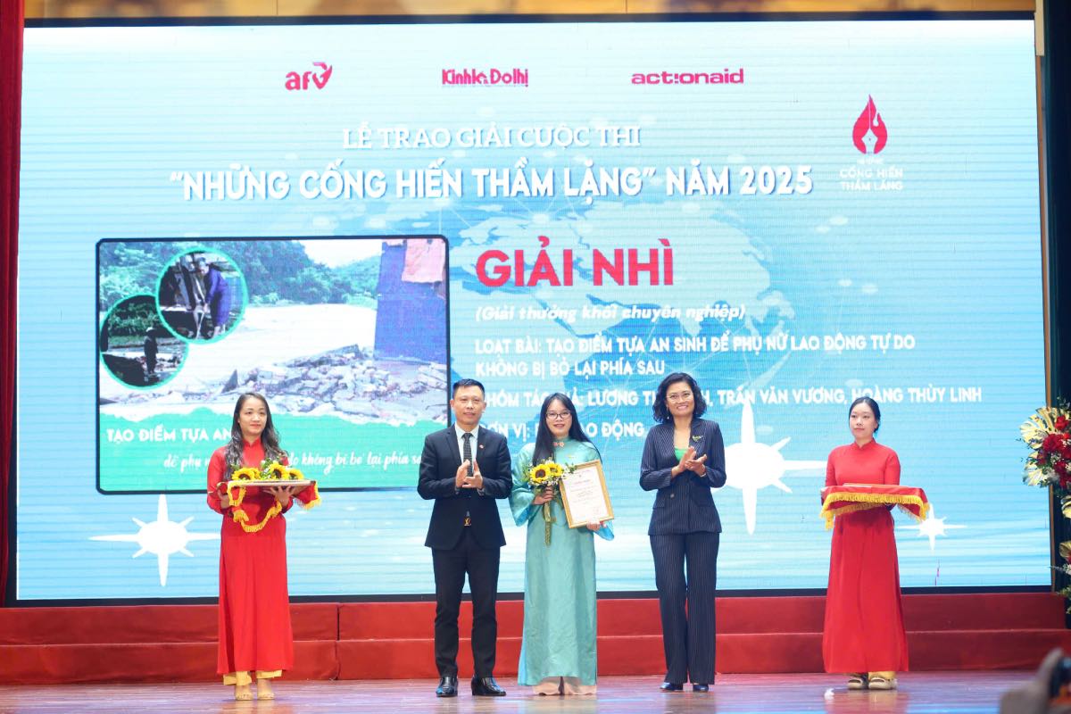 Ban To chuc da trao giai Nhi cho dai dien nhom tac gia Bao Lao Dong. Anh: Huong Nha